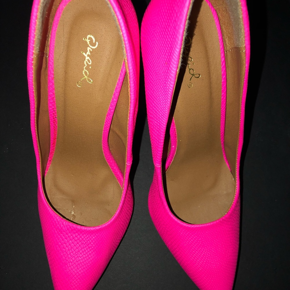 Hot pink heels😍